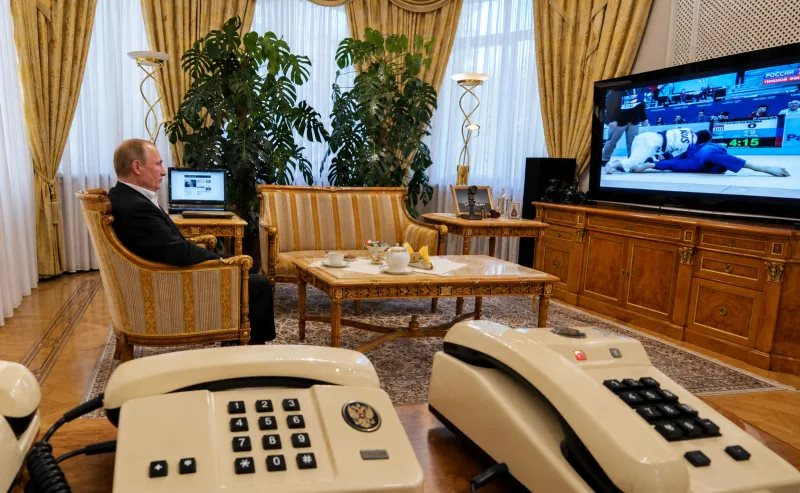 Tổng thống Putin 73 tuổi vẫn n&oacute;i kh&ocirc;ng với smartphone , ai li&ecirc;n lạc với &ocirc;ng? - Ảnh 3.