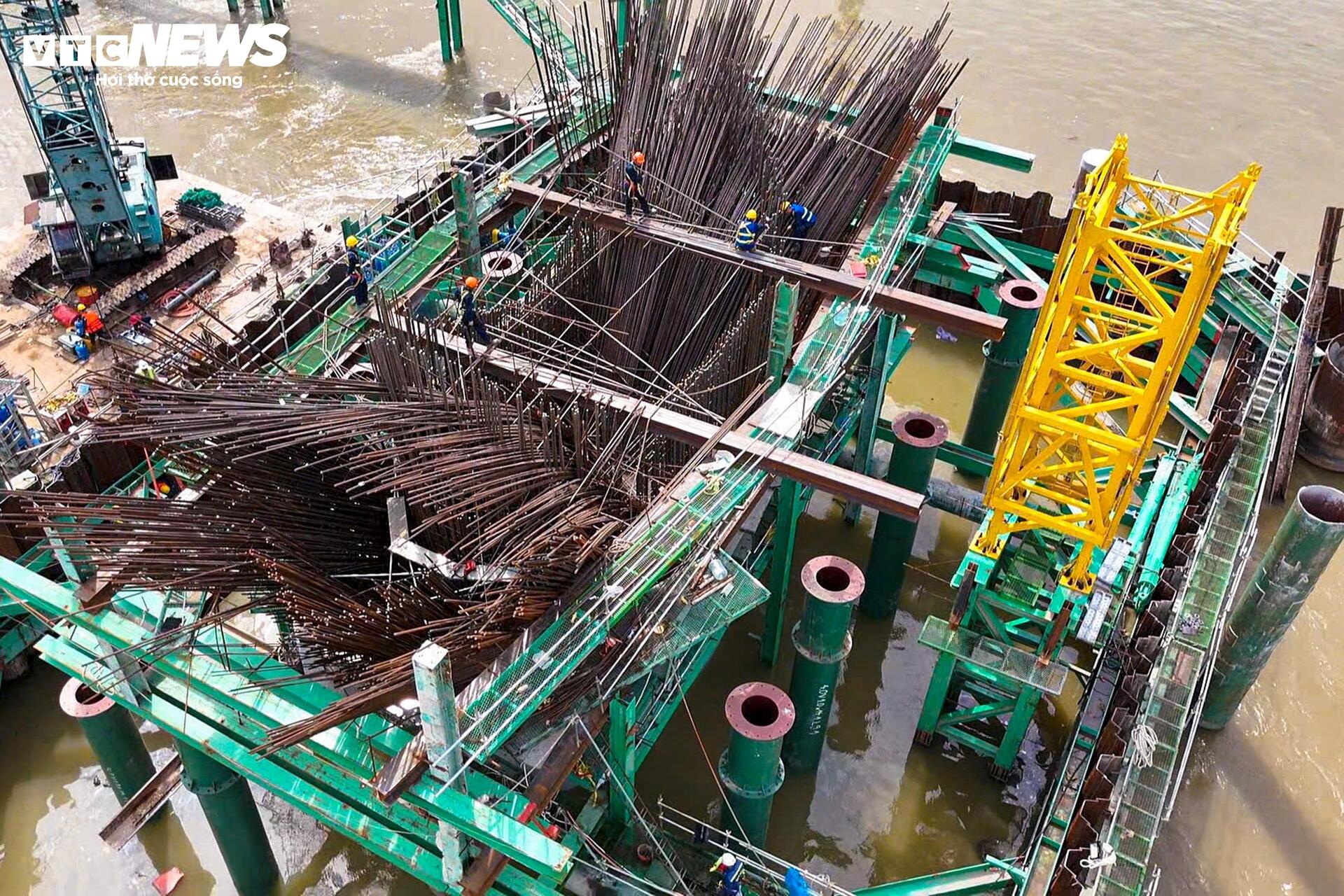C&aacute;c trụ ch&iacute;nh cầu Trần Hưng Đạo ho&agrave;n th&agrave;nh vượt lũ , hướng tới mục ti&ecirc;u 2027 - Ảnh 4.