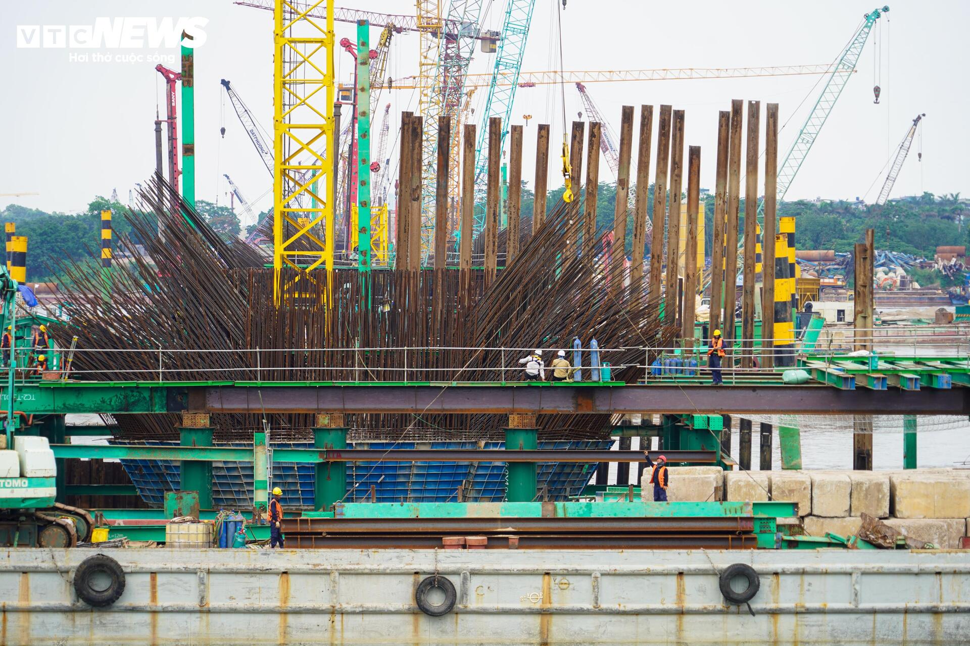C&aacute;c trụ ch&iacute;nh cầu Trần Hưng Đạo ho&agrave;n th&agrave;nh vượt lũ , hướng tới mục ti&ecirc;u 2027 - Ảnh 8.
