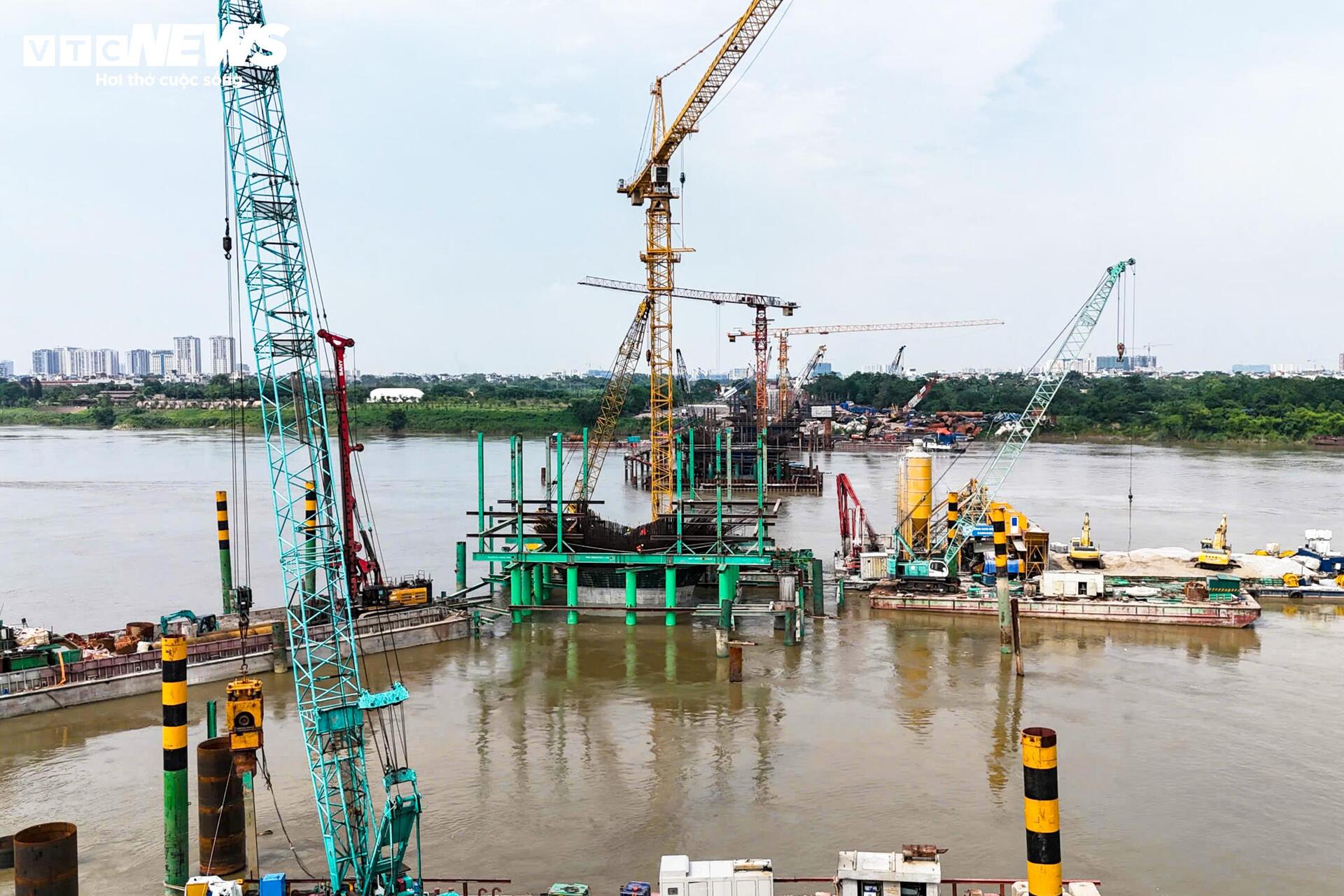 C&aacute;c trụ ch&iacute;nh cầu Trần Hưng Đạo ho&agrave;n th&agrave;nh vượt lũ , hướng tới mục ti&ecirc;u 2027 - Ảnh 9.