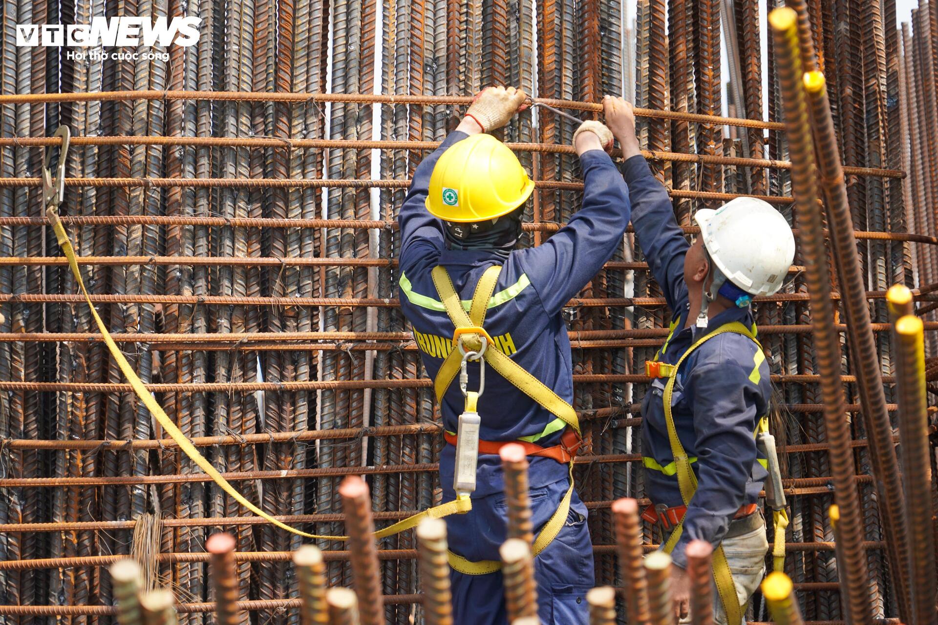 C&aacute;c trụ ch&iacute;nh cầu Trần Hưng Đạo ho&agrave;n th&agrave;nh vượt lũ , hướng tới mục ti&ecirc;u 2027 - Ảnh 13.