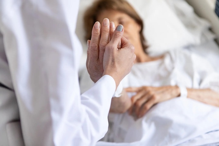Y tá tiết lộ biểu hiện lạ của người sắp qua đời - Ảnh 1.