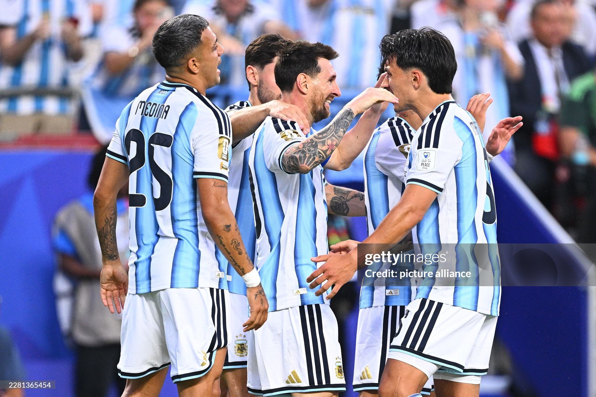 Messi lập hat-trick mang về trận đại thắng, chính thức san bằng siêu kỷ lục World Cup - Ảnh 5. Messi lập hat-trick mang về trận đại thắng, chính thức san bằng siêu kỷ lục World Cup - Ảnh 5.