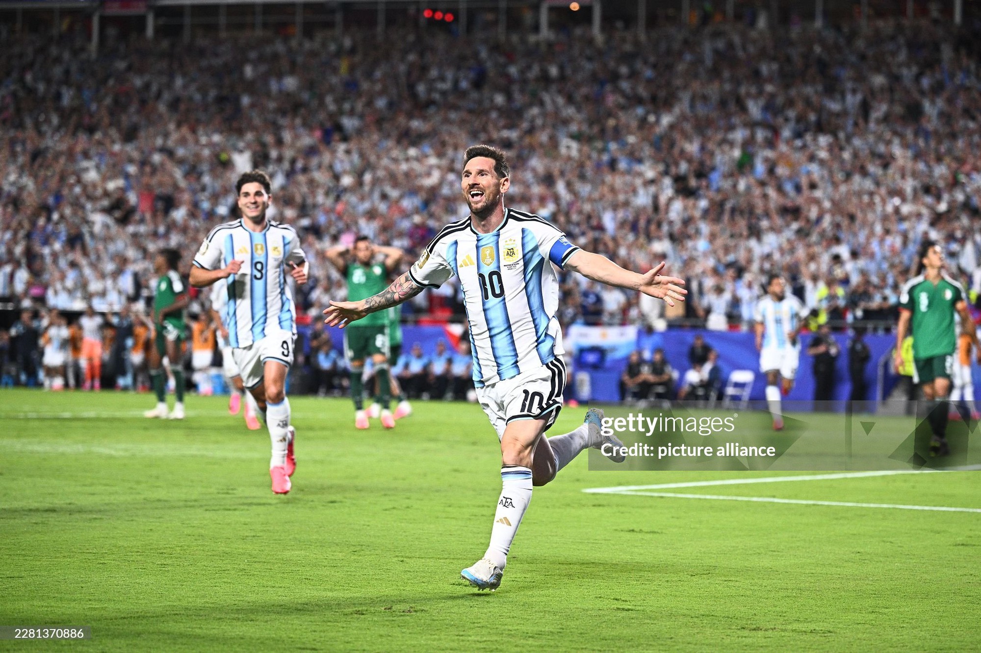 Messi lập hat-trick mang về trận đại thắng, chính thức san bằng siêu kỷ lục World Cup - Ảnh 2. Messi lập hat-trick mang về trận đại thắng, chính thức san bằng siêu kỷ lục World Cup - Ảnh 2.