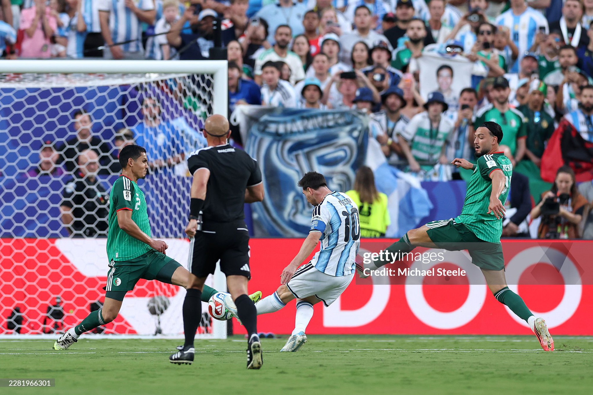 Messi lập hat-trick mang về trận đại thắng, chính thức san bằng siêu kỷ lục World Cup - Ảnh 1. Messi lập hat-trick mang về trận đại thắng, chính thức san bằng siêu kỷ lục World Cup - Ảnh 1.