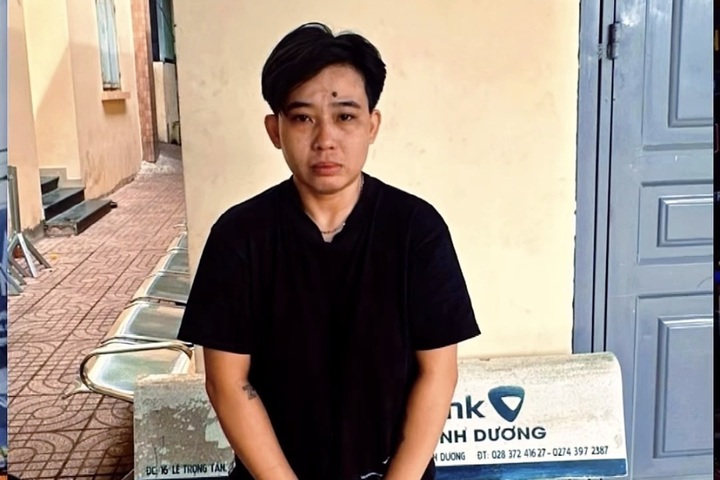 C&ocirc; g&aacute;i giả nam giới cướp tiệm v&agrave;ng tại TP . HCM bị bắt sau 24 giờ - Ảnh 1.