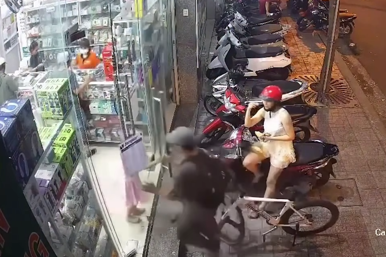 Clip phẫn nộ: Nam thanh niên sức dài vai rộng xô cửa va trúng bé gái, bị nhắc nhớ thì quay sang "tác động vật lý" mẹ bé - Ảnh 1.