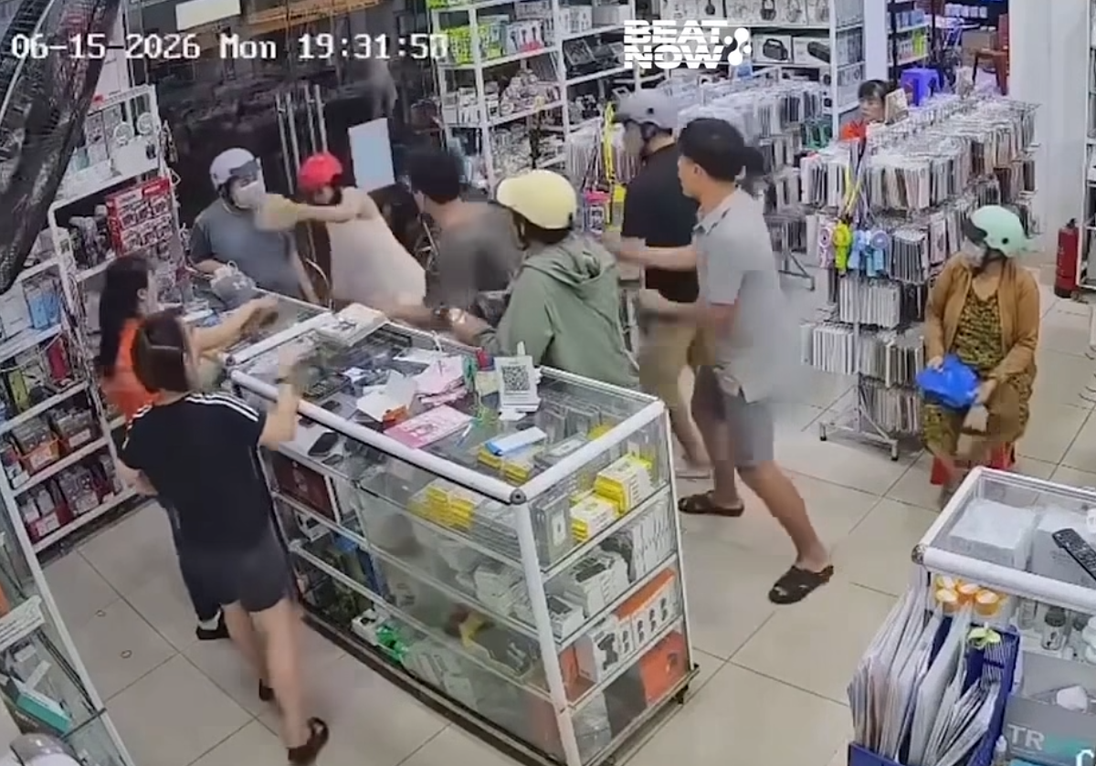 Clip phẫn nộ: Nam thanh niên sức dài vai rộng xô cửa va trúng bé gái, bị nhắc nhớ thì quay sang "tác động vật lý" mẹ bé - Ảnh 2.