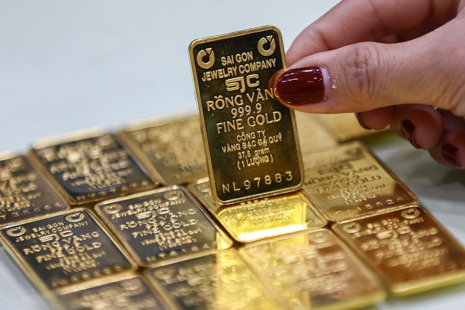 Gi&aacute; v&agrave;ng h&ocirc;m nay 18/6 bất ngờ giảm mạnh - Ảnh 1.