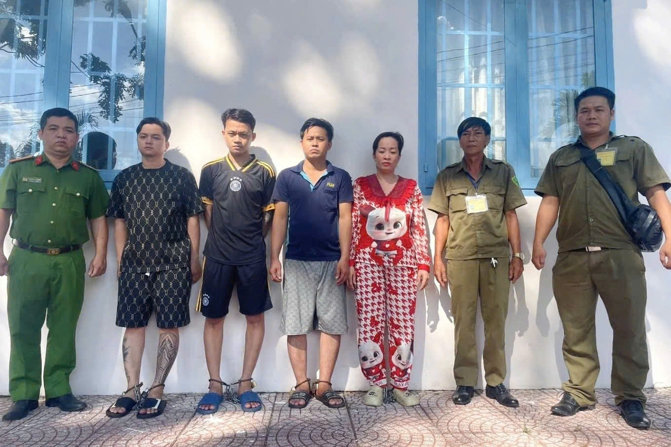 TPHCM tạm giữ 4 đối tượng cướp tài sản , dùng dao uy hiếp phụ nữ giữa đêm - Ảnh 1. TPHCM tạm giữ 4 đối tượng cướp tài sản , dùng dao uy hiếp phụ nữ giữa đêm - Ảnh 1.