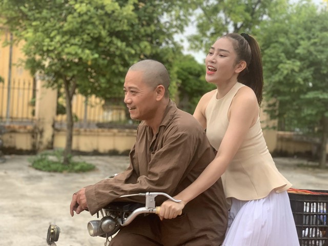 Cuộc sống của "đại gia ch&acirc;n đất" cưới ch&acirc;n d&agrave;i thi hoa hậu, ở nh&agrave; sang 4 tầng tr&ecirc;n đường Kim Giang - Ảnh 4.