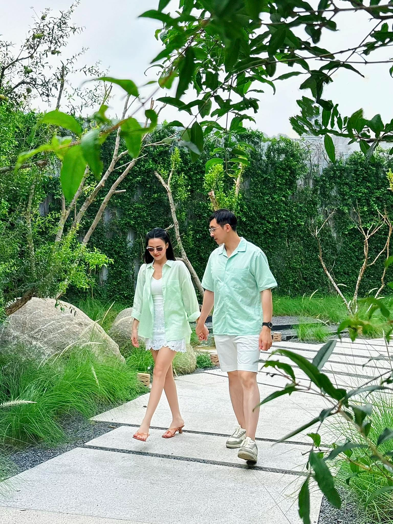 Con trai Chủ tịch nổi tiếng d&ugrave;ng &ldquo;thuật ẩn th&acirc;n&rdquo; để y&ecirc;u mỹ nh&acirc;n showbiz: Lấy vợ mới lộ mặt, cưới xong thay đổi 180 độ - Ảnh 1.