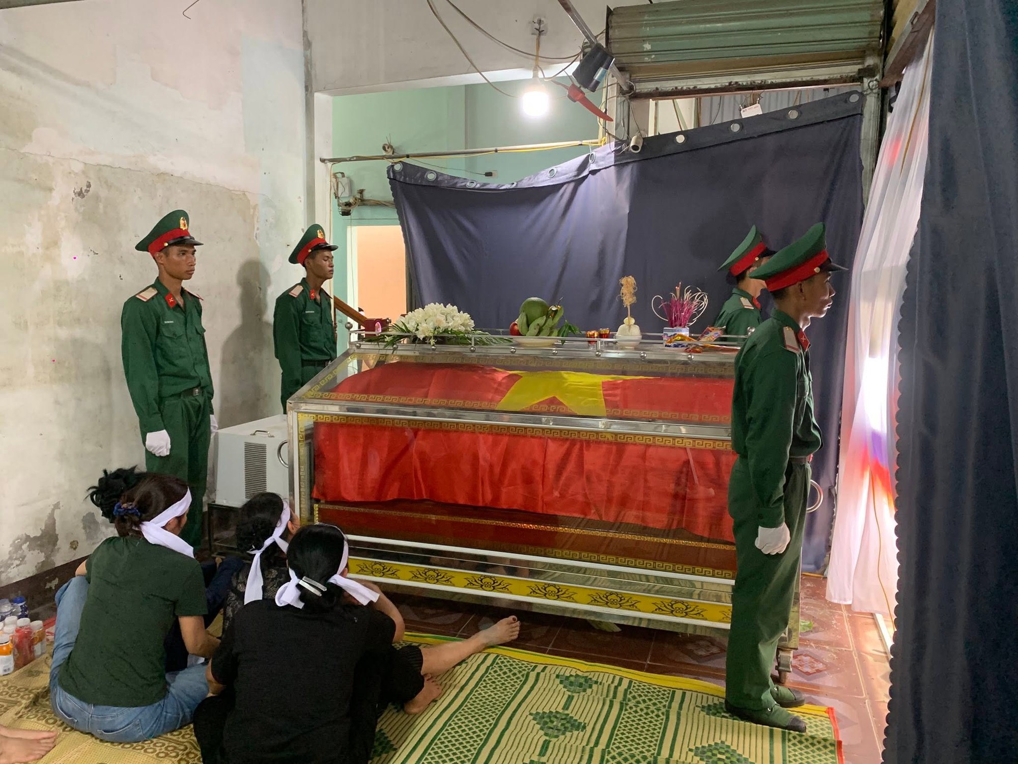Người th&acirc;n kh&oacute;c nghẹn trong tang lễ Thượng &uacute;y L&ecirc; Văn Thắng (Sao Nhập Ngũ) tại Nghệ An- Ảnh 2.