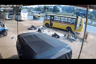 Lốp xe phát nổ như bom, thanh niên 19 tuổi bị hất văng lên không trung: Camera ghi lại khoảnh khắc gây sốc - Ảnh 2.