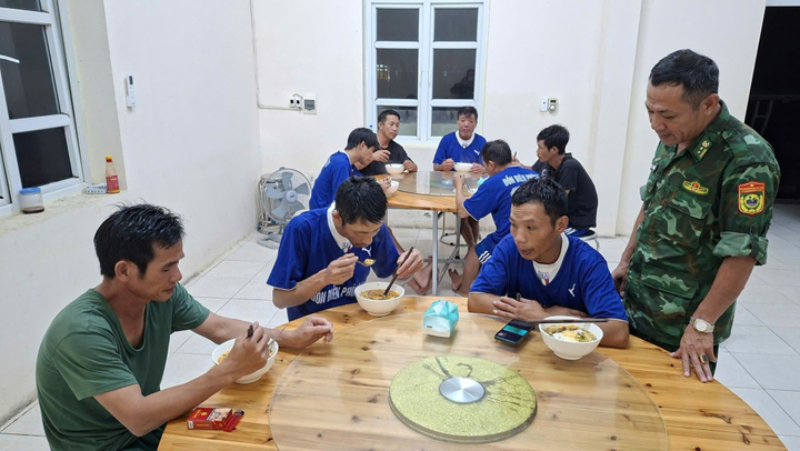 Cứu ngư d&acirc;n Quảng Ninh kịp thời giữa đ&ecirc;m tối: 9 Người an to&agrave;n sau tai nạn t&agrave;u đắm - Ảnh 1.