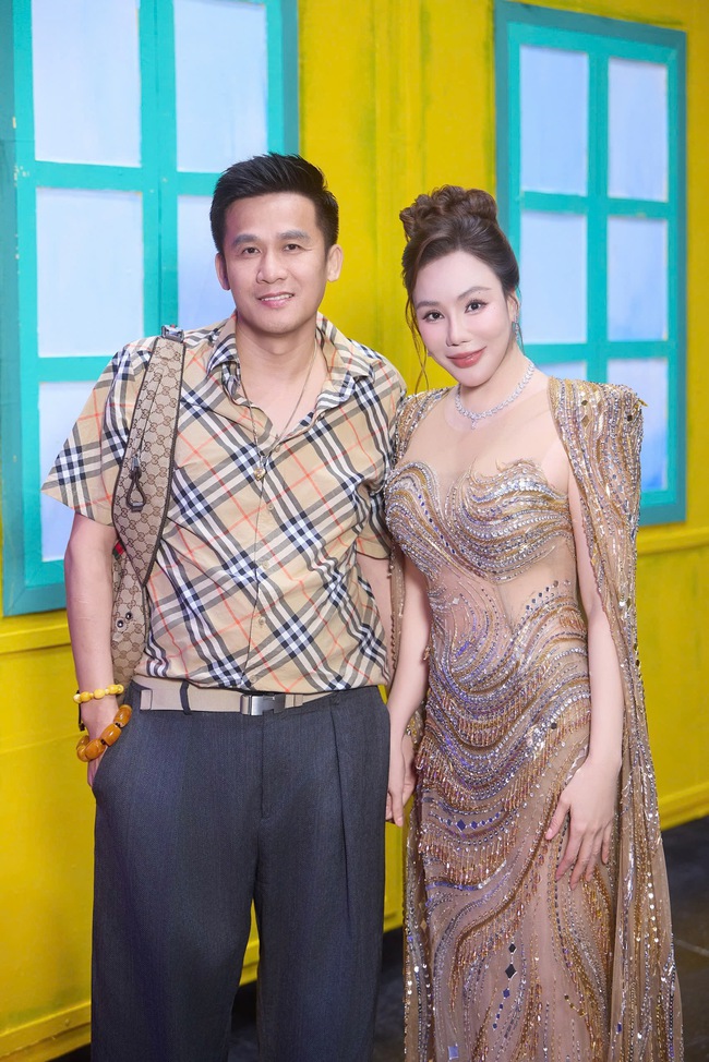 Cuộc sống h&ocirc;n nh&acirc;n hạnh ph&uacute;c của ca sĩ Hồ Quỳnh Hương v&agrave; chồng doanh nh&acirc;n- Ảnh 1.