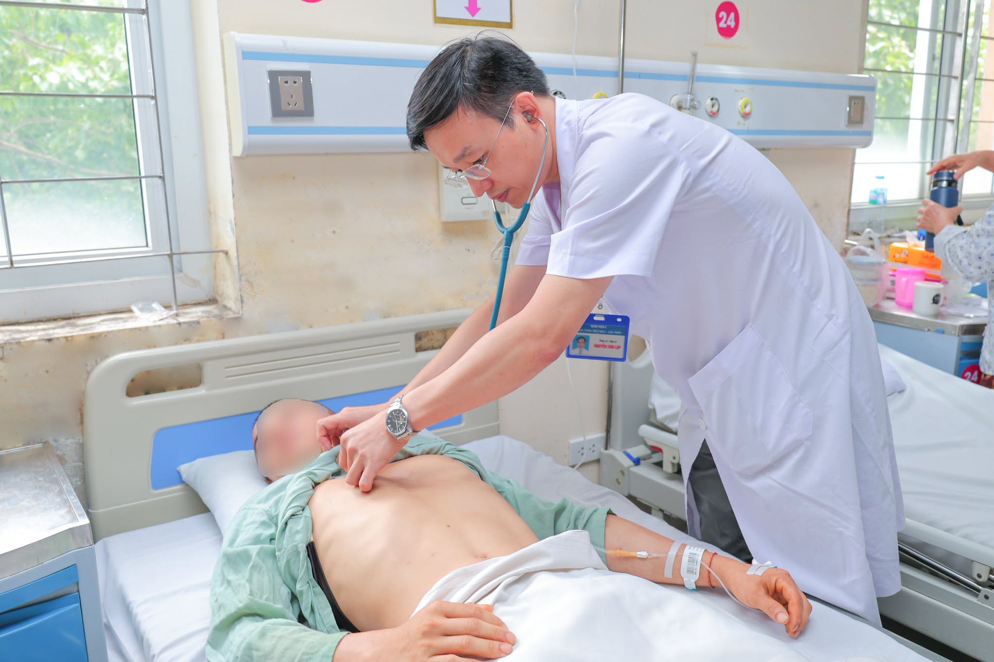 Nam thanh niên nhập viện sau nhiều giờ làm việc dưới nắng nóng - Ảnh 1.