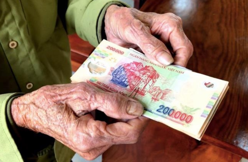 Dù được tăng lương hưu nhưng số tiền tôi nhận mỗi tháng không thấm vào đâu so với cuốn sổ tiết kiệm mà các con đã dỗ dành- Ảnh 2.