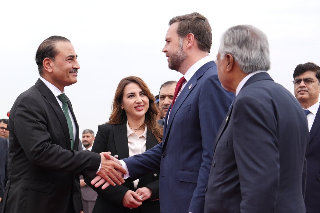 Đêm định mệnh ở Tehran: Đoàn đàm phán dừng xe, họp khẩn bên vệ đường, cứu thỏa thuận Mỹ–Iran phút chót - Ảnh 2. Đêm định mệnh ở Tehran: Đoàn đàm phán dừng xe, họp khẩn bên vệ đường, cứu thỏa thuận Mỹ–Iran phút chót - Ảnh 2.