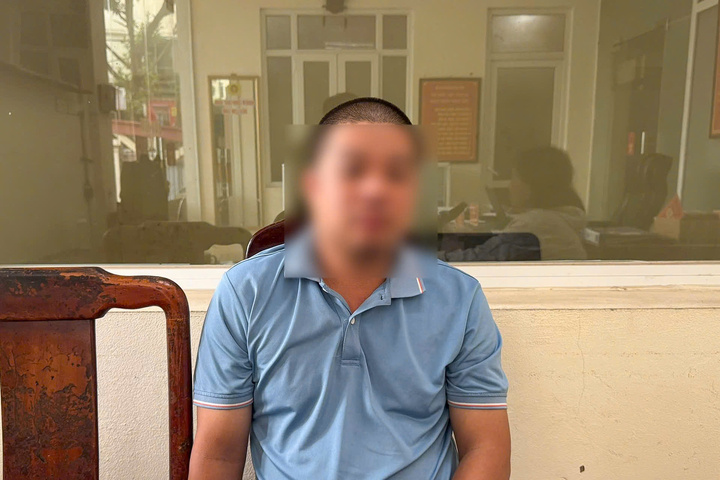 Hà Nội: Danh tính người đàn ông cởi trần la hét, chặn xe cảnh sát giao thông - Ảnh 2.