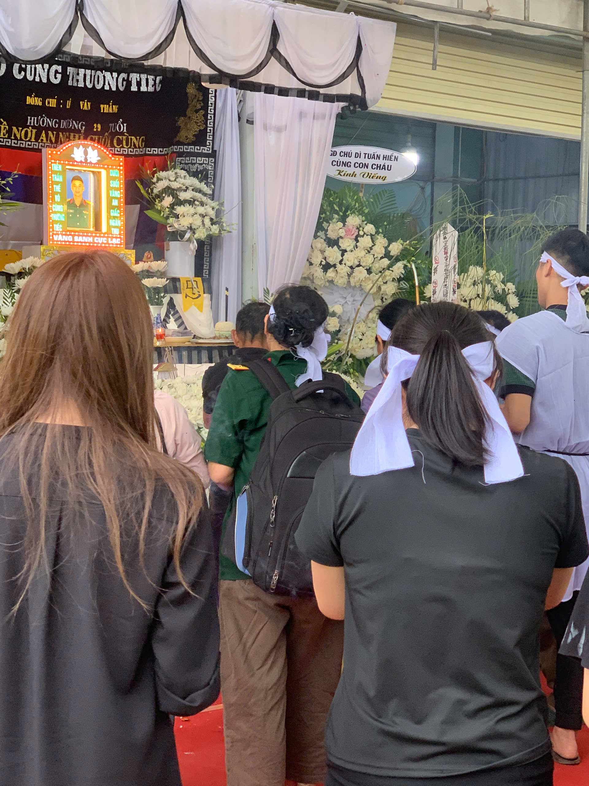 Mẹ Thượng &uacute;y L&ecirc; Văn Thắng kho&aacute;c qu&acirc;n phục, đeo ba l&ocirc; con trai trong lễ đưa tang ở Nghệ An - Ảnh 3.