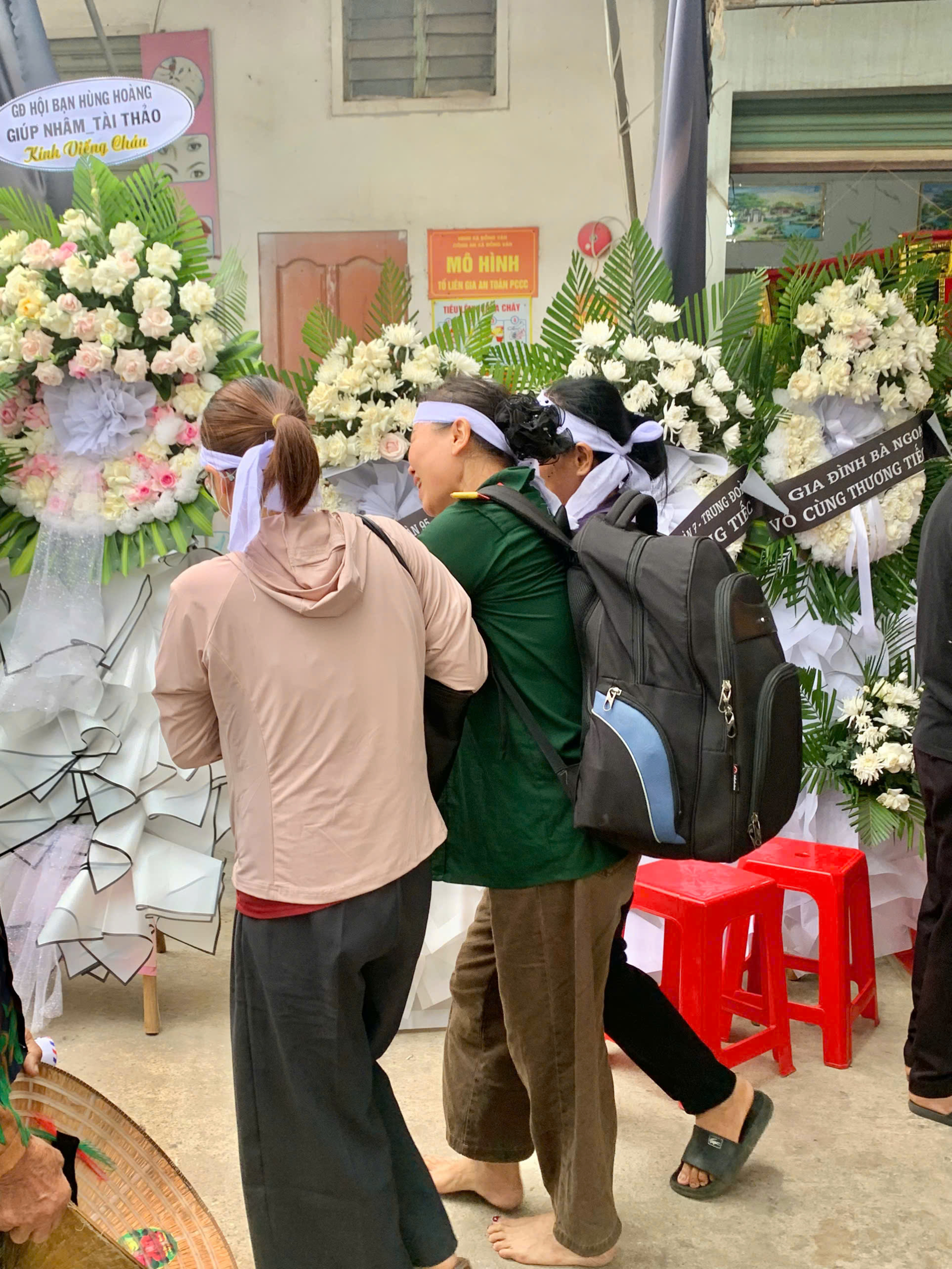 Mẹ Thượng úy Lê Văn Thắng khoác quân phục, đeo ba lô con trai trong lễ đưa tang ở Nghệ An - Ảnh 4.