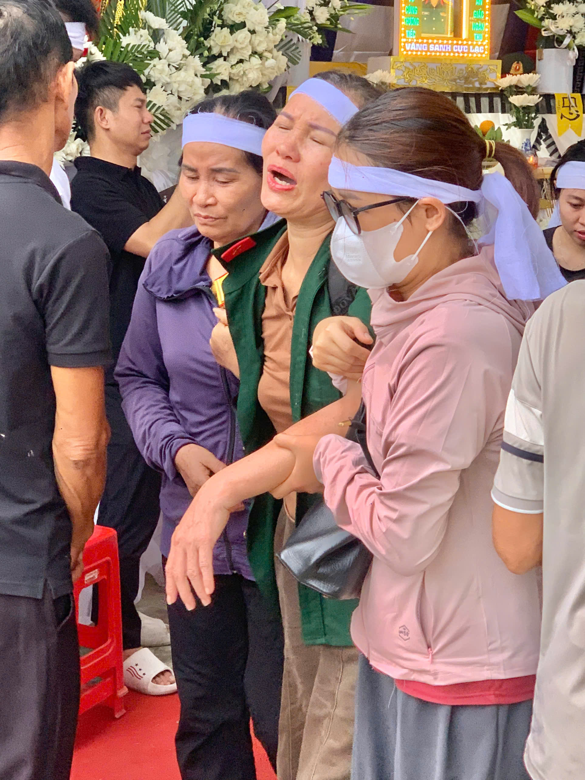 Mẹ Thượng úy Lê Văn Thắng khoác quân phục, đeo ba lô con trai trong lễ đưa tang ở Nghệ An - Ảnh 5.