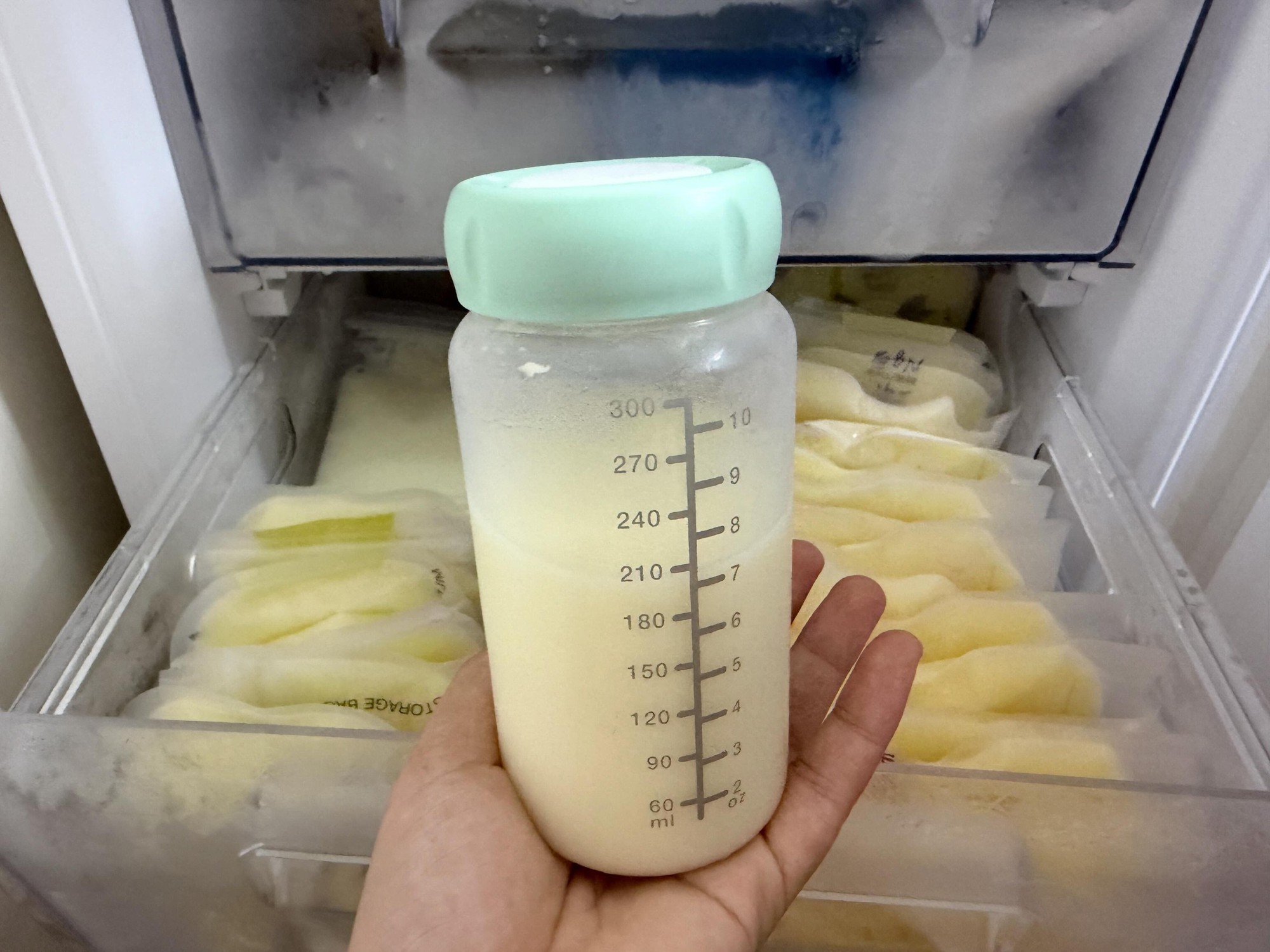 Mẹ bỉm bật kh&oacute;c nức nở khi thấy tủ trữ đ&ocirc;ng sữa mở toang, to&agrave;n bộ sữa h&uacute;t cho con tan hết- Ảnh 1.