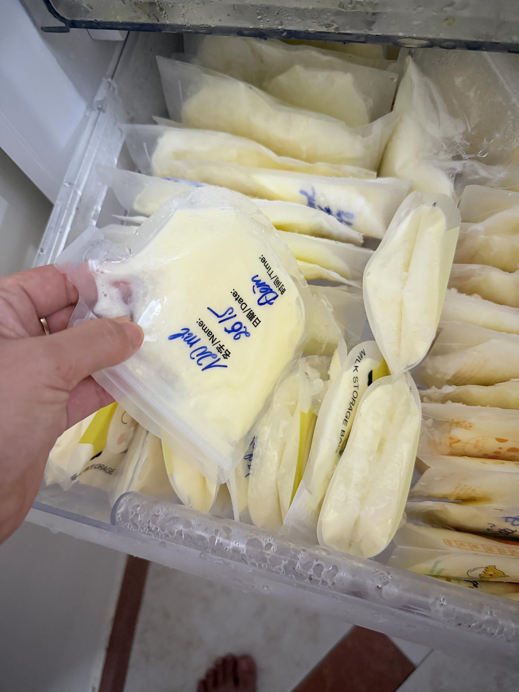 Mẹ bỉm bật kh&oacute;c nức nở khi thấy tủ trữ đ&ocirc;ng sữa mở toang, to&agrave;n bộ sữa h&uacute;t cho con tan hết- Ảnh 3.