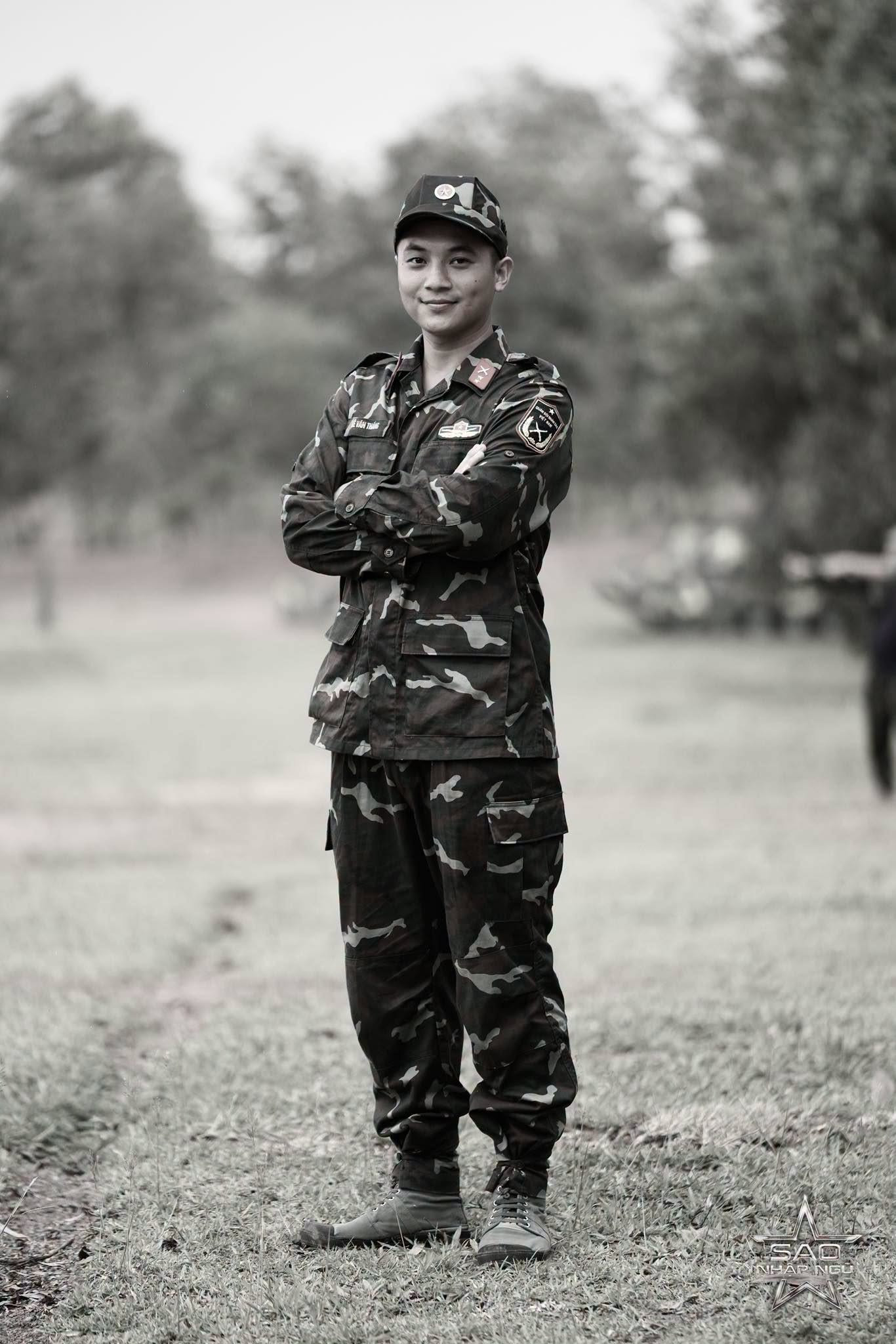 Mẹ Thượng &uacute;y L&ecirc; Văn Thắng kho&aacute;c qu&acirc;n phục, đeo ba l&ocirc; con trai trong lễ đưa tang ở Nghệ An - Ảnh 1.