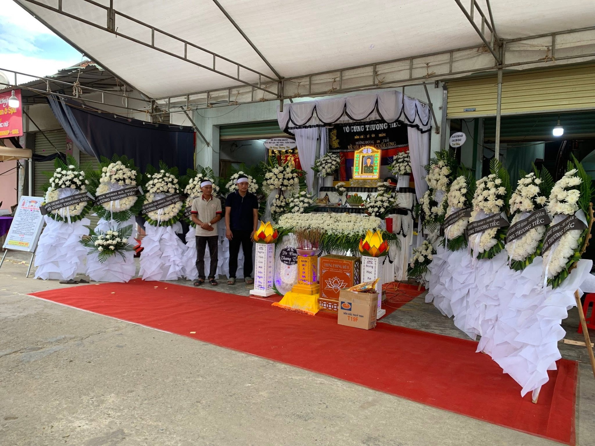 Mẹ Thượng &uacute;y L&ecirc; Văn Thắng kho&aacute;c qu&acirc;n phục, đeo ba l&ocirc; con trai trong lễ đưa tang ở Nghệ An - Ảnh 2.