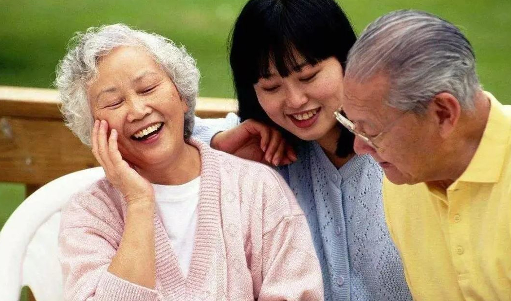 Khi con gửi tiền, cha mẹ th&ocirc;ng minh sẽ ứng xử như thế n&agrave;o? - Ảnh 1.