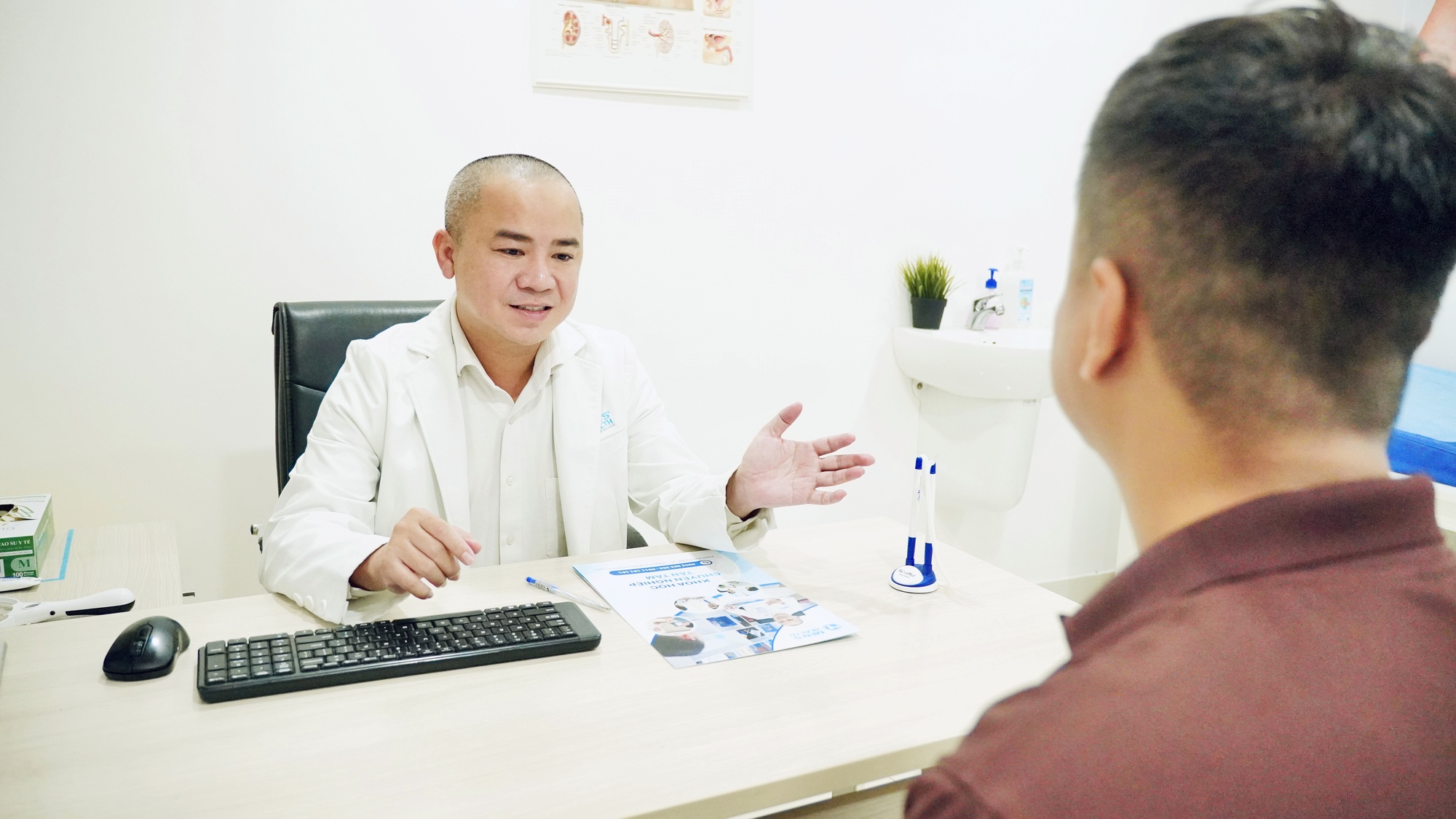Bác sĩ “sốc” khi biết lý do nhiều nam giới đi khám bệnh nhưng không dám nói thật - Ảnh 1.