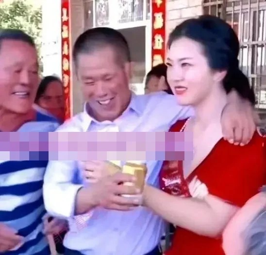 Người đàn ông quyết cưới nữ nhân viên kém 30 tuổi, hành động với cha cô dâu khiến cả đám cưới chết lặng - Ảnh 1.
