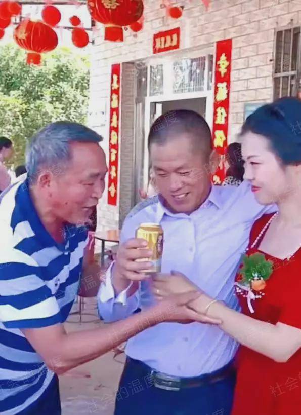 Người đàn ông quyết cưới nữ nhân viên kém 30 tuổi, hành động với cha cô dâu khiến cả đám cưới chết lặng - Ảnh 2.