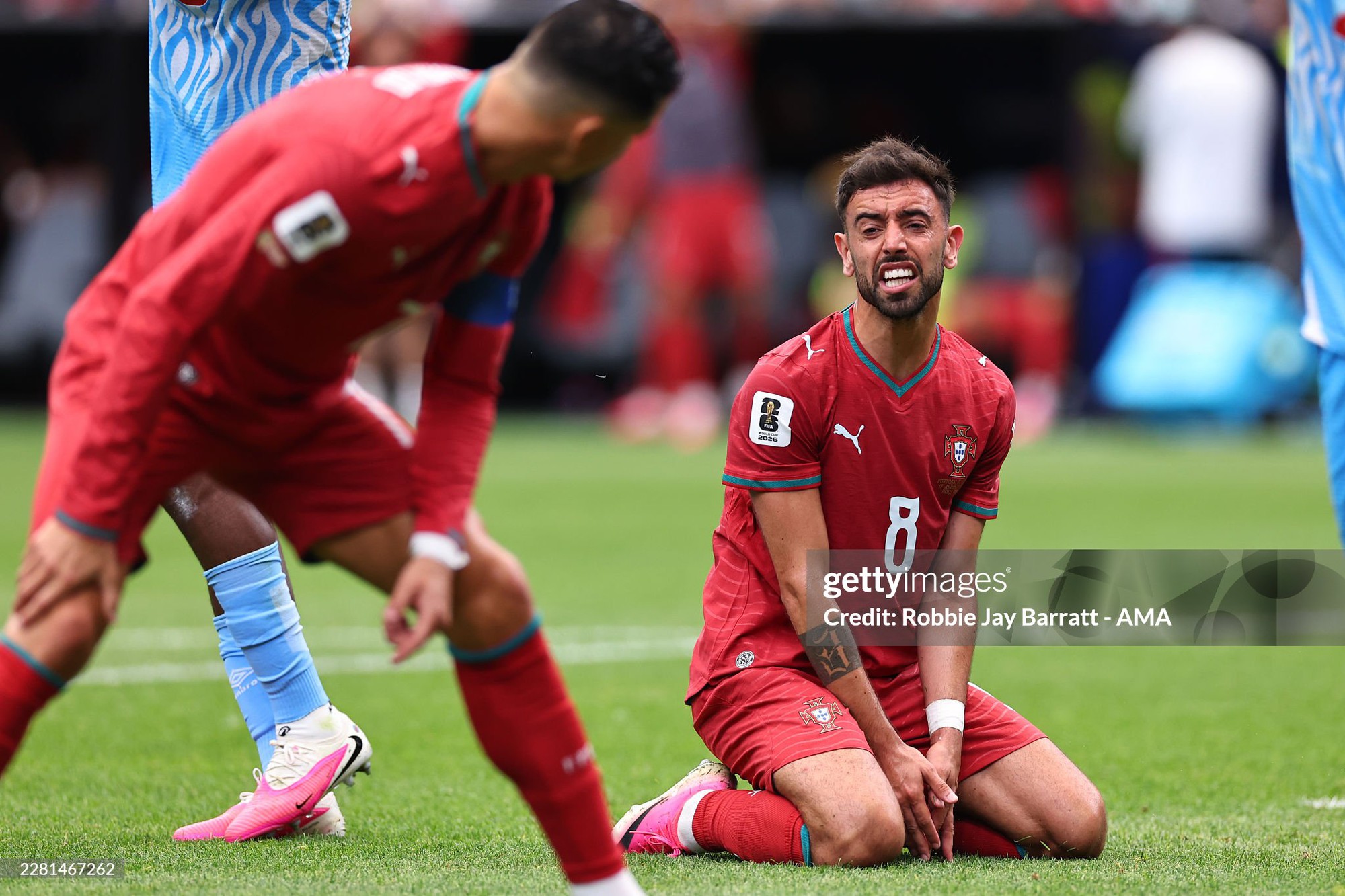 Bruno Fernandes bị công kích dồn dập vì Ronaldo, tuyển Bồ Đào Nha trước nguy cơ “đại loạn” - Ảnh 1. Bruno Fernandes bị công kích dồn dập vì Ronaldo, tuyển Bồ Đào Nha trước nguy cơ “đại loạn” - Ảnh 1.