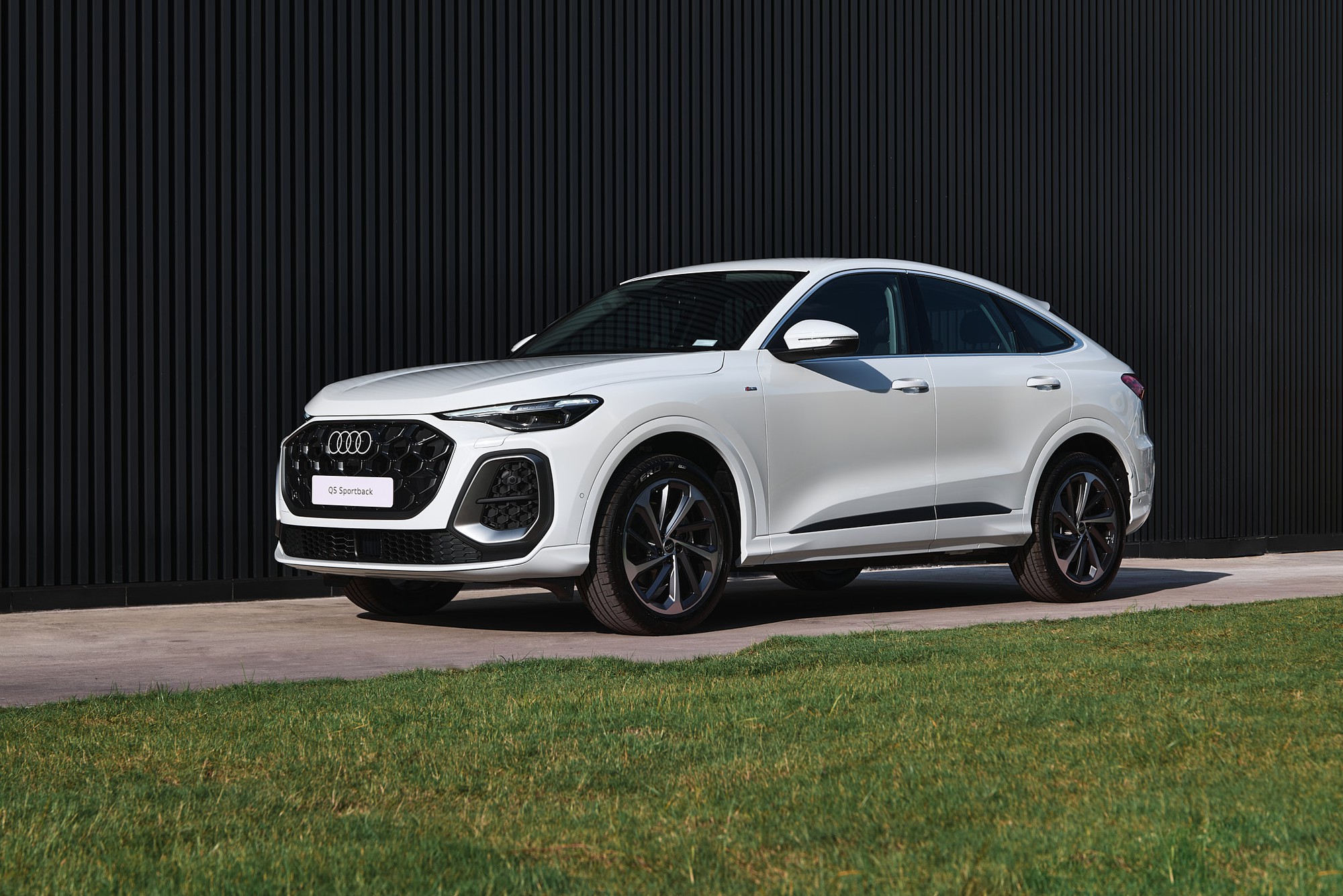 Audi Q5 2026 chốt giá từ 2,849 tỷ đồng tại Việt Nam: 2 kiểu dáng, nền tảng hoàn toàn mới, có ADAS - Ảnh 1.