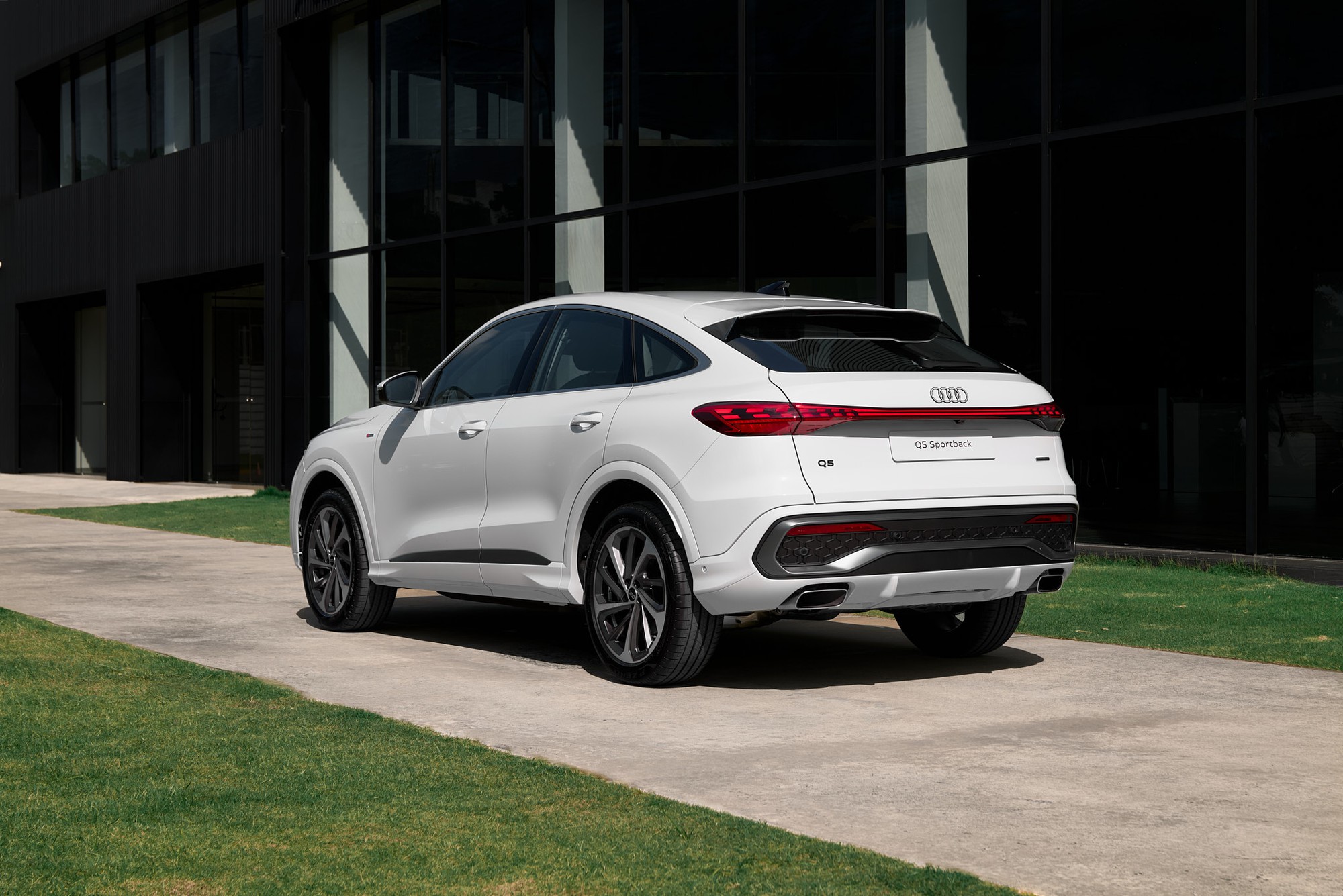 Audi Q5 2026 chốt giá từ 2,849 tỷ đồng tại Việt Nam: 2 kiểu dáng, nền tảng hoàn toàn mới, có ADAS - Ảnh 2.