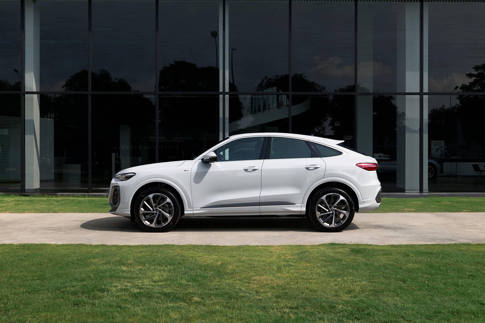 Audi Q5 2026 chốt giá từ 2,849 tỷ đồng tại Việt Nam: 2 kiểu dáng, nền tảng hoàn toàn mới, có ADAS - Ảnh 8.
