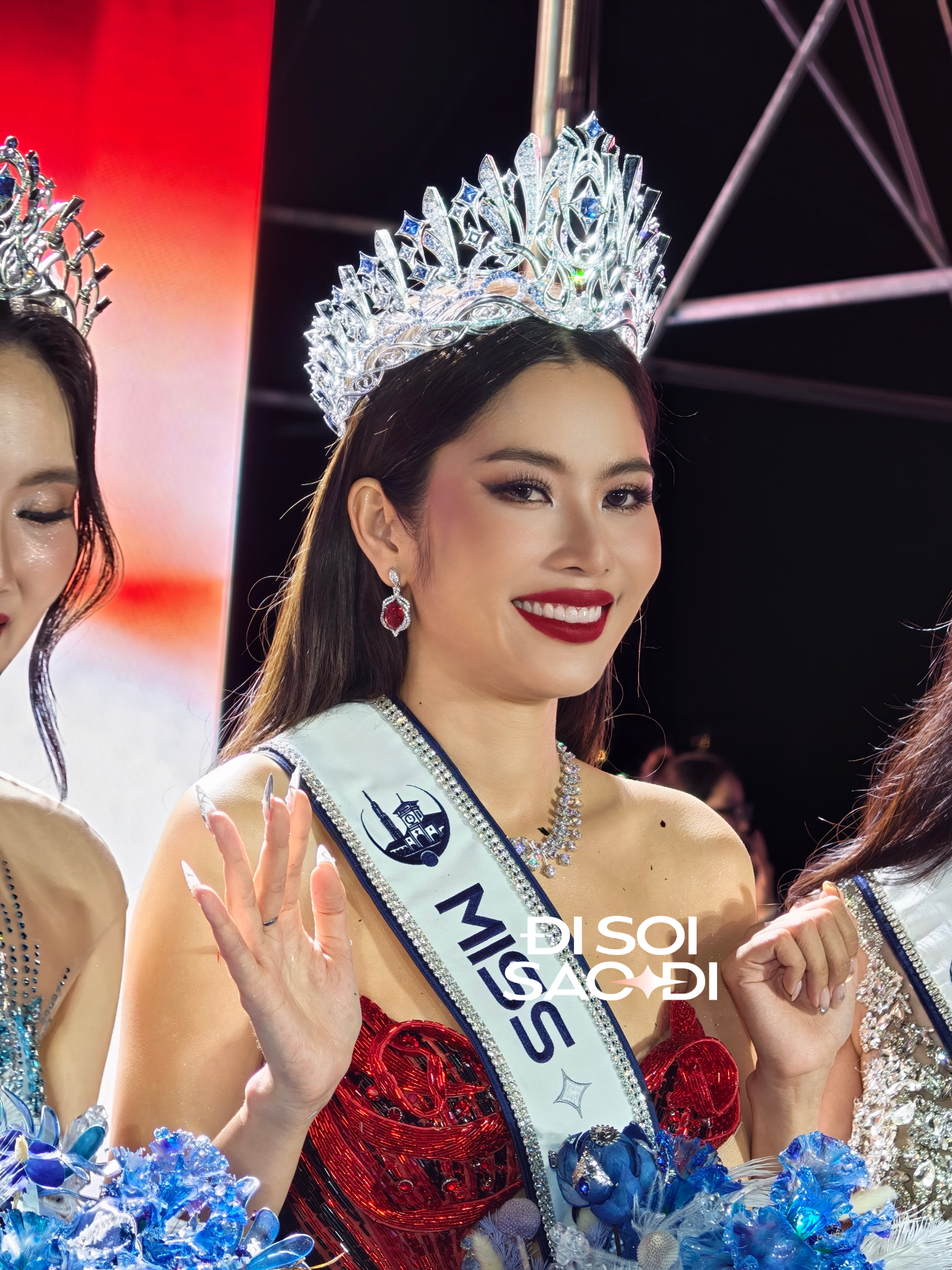 Sân khấu Miss Cosmo TP. HCM bốc cháy khi Nam Anh đăng quang- Ảnh 2. Sân khấu Miss Cosmo TP. HCM bốc cháy khi Nam Anh đăng quang- Ảnh 2.