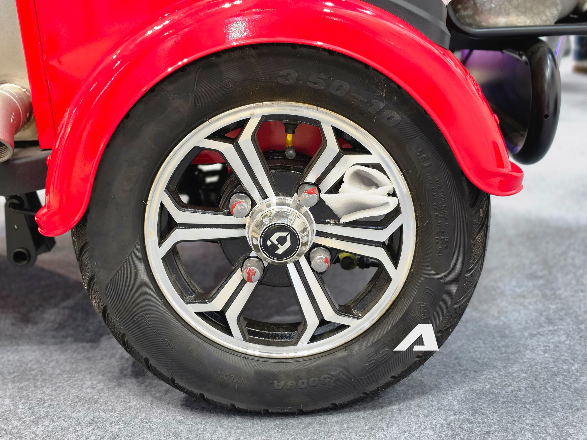 Soi xe chữa ch&aacute;y điện mini tại TP.HCM: Dễ luồn l&aacute;ch trong hẻm nhỏ, lắp sẵn bồn nước 190 l&iacute;t, triển khai trong v&ograve;ng 35 gi&acirc;y - Ảnh 6.