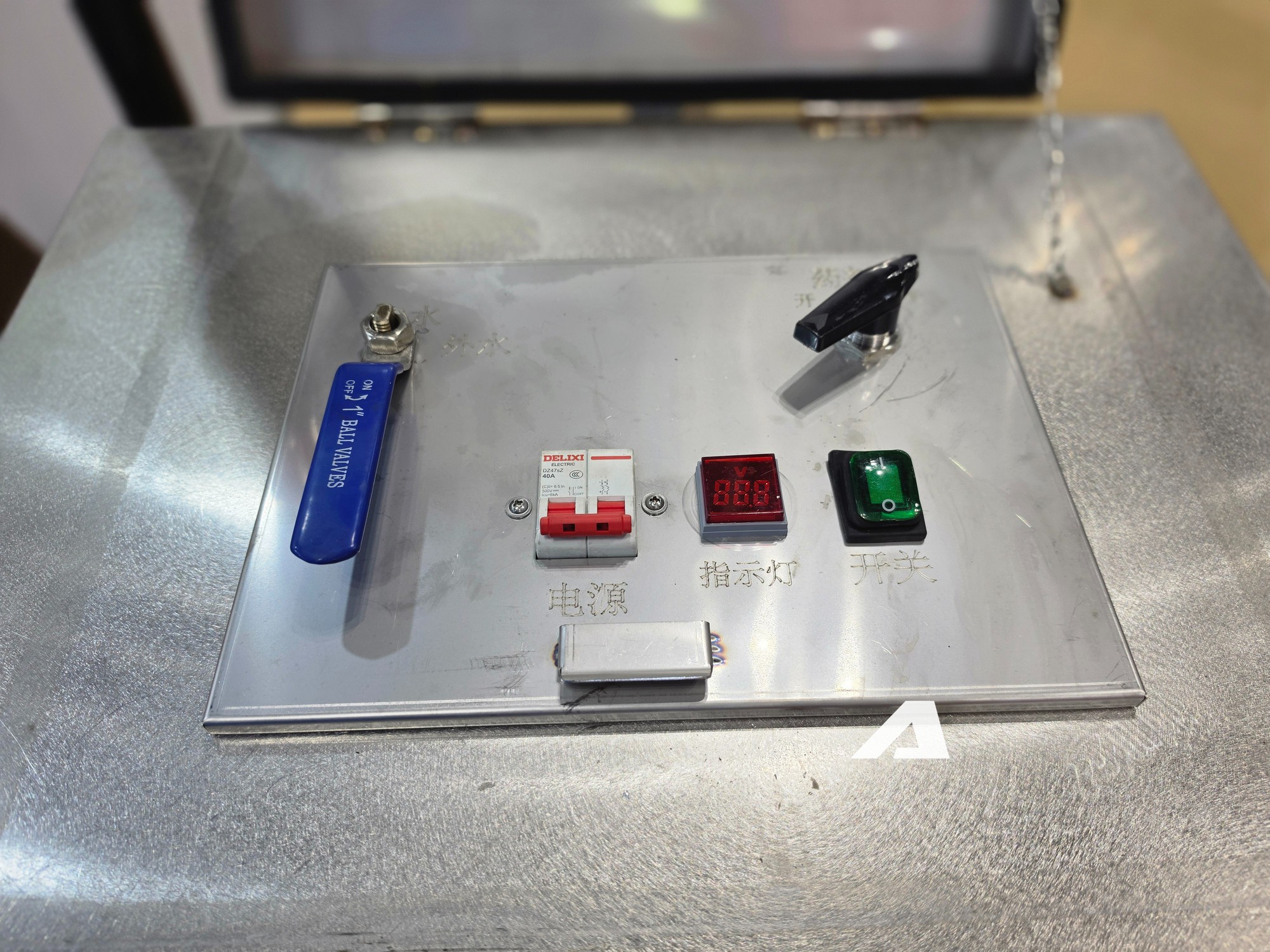 Soi xe chữa ch&aacute;y điện mini tại TP.HCM: Dễ luồn l&aacute;ch trong hẻm nhỏ, lắp sẵn bồn nước 190 l&iacute;t, triển khai trong v&ograve;ng 35 gi&acirc;y - Ảnh 16.