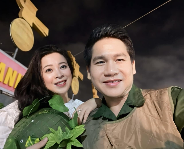 Nhan sắc vợ vừa đẹp, vừa giỏi của "&ocirc;ng ho&agrave;ng nhạc đỏ đ&igrave;nh đ&aacute;m - Ảnh 1.