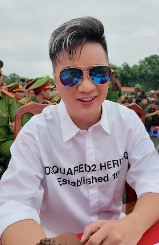 Đ&agrave;m Vĩnh Hưng h&atilde;nh diện khi được l&agrave;m điều n&agrave;y cho 2000 c&aacute;n bộ chiến sĩ cảnh s&aacute;t cơ động - Ảnh 1.