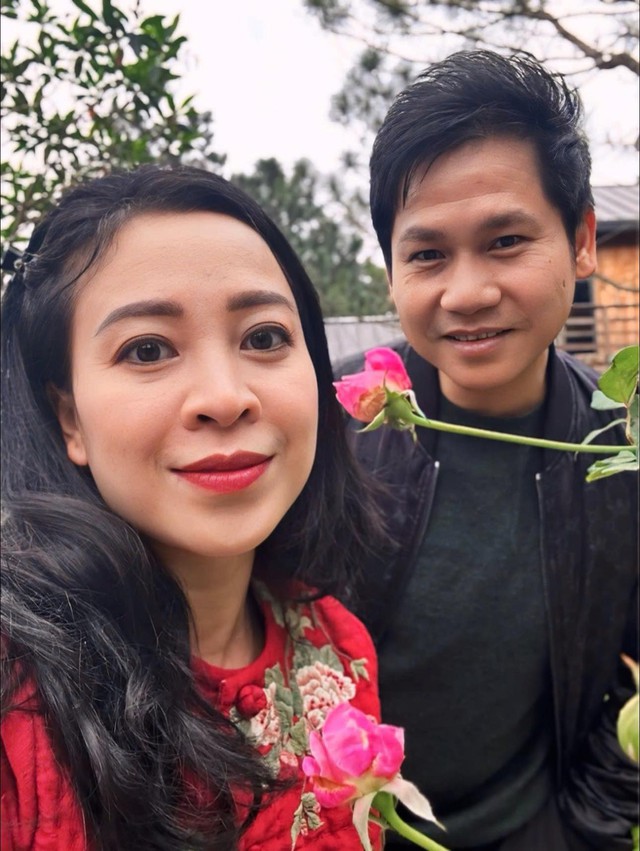 Nhan sắc vợ vừa đẹp, vừa giỏi của "&ocirc;ng ho&agrave;ng nhạc đỏ đ&igrave;nh đ&aacute;m - Ảnh 8.