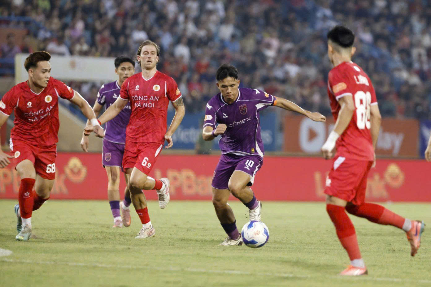 V-League nghẹt thở với những cuộc đua kịch tính - Ảnh 1. V-League nghẹt thở với những cuộc đua kịch tính - Ảnh 1.