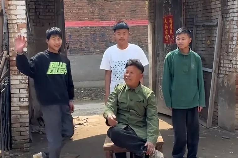 Đăng ảnh khoe 8 đứa con, ông bố ở Trung Quốc bị chỉ trích dữ dội - Ảnh 2.