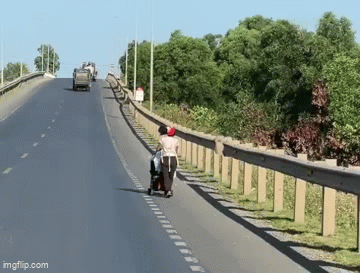 Người mẹ đi bộ c&ugrave;ng 2 trẻ nhỏ giữa c&aacute;i nắng bỏng r&aacute;t: Kh&ocirc;ng c&oacute; biểu hiện bất thường về t&acirc;m l&yacute; - Ảnh 1.