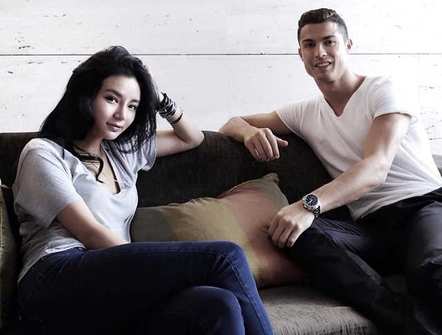 Cuộc sống mẹ đơn th&acirc;n sau ly h&ocirc;n v&agrave; mối quan hệ với Ronaldo - Ảnh 4.