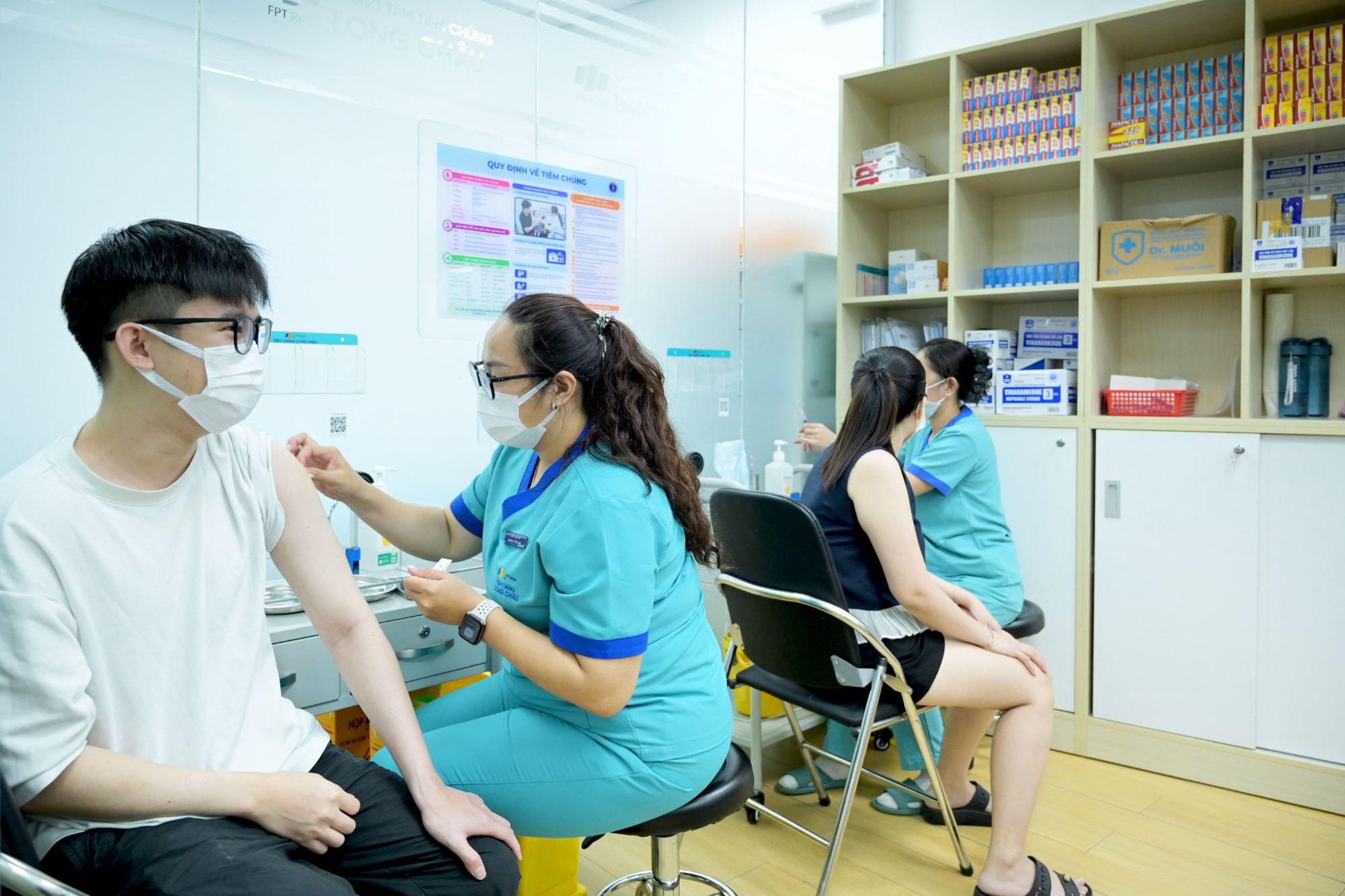 Từ 1/7, bé gái 12 tuổi tại 4 tỉnh khó khăn được ưu tiên tiêm phòng HPV miễn phí - Ảnh 1. Từ 1/7, bé gái 12 tuổi tại 4 tỉnh khó khăn được ưu tiên tiêm phòng HPV miễn phí - Ảnh 1.